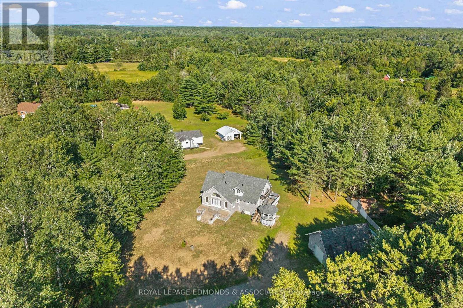 












219 ZANDERS ROAD

,
Laurentian Valley,




Ontario
K8A6W8

