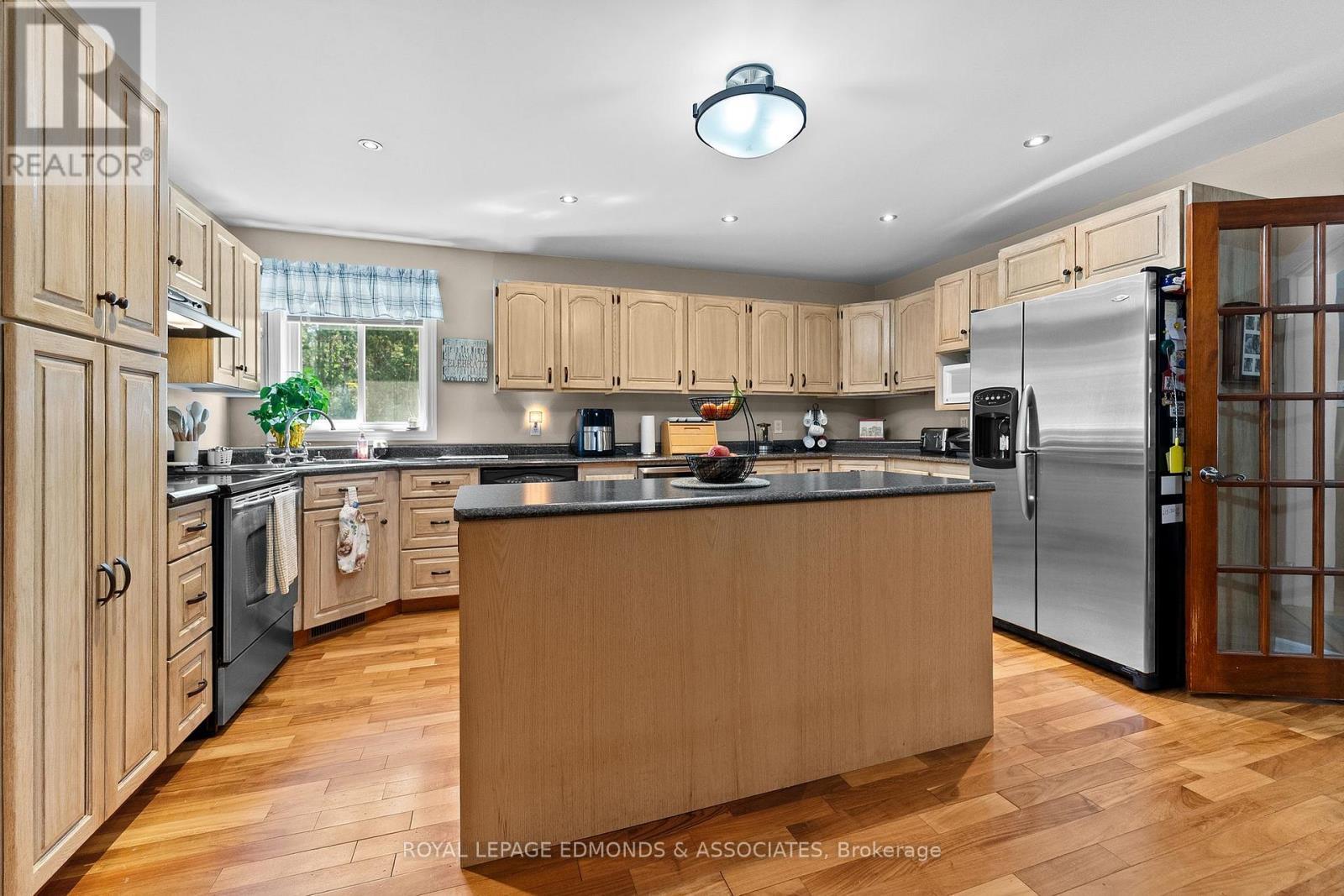 












219 ZANDERS ROAD

,
Laurentian Valley,




Ontario
K8A6W8

