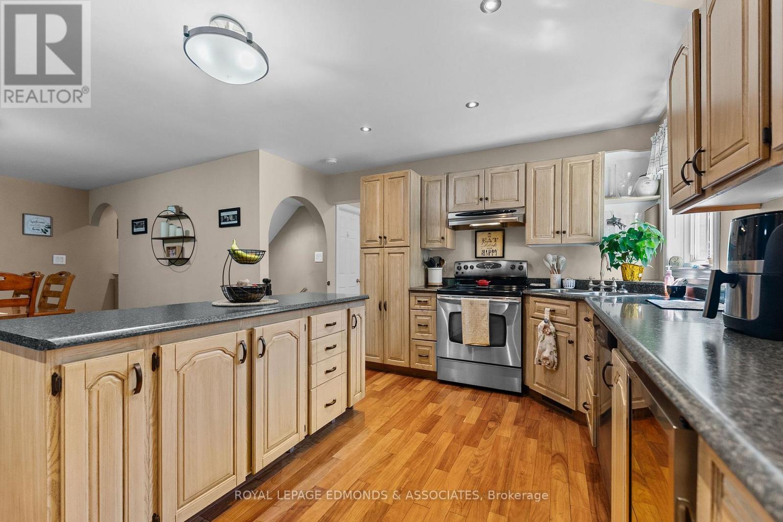 












219 ZANDERS ROAD

,
Laurentian Valley,




Ontario
K8A6W8

