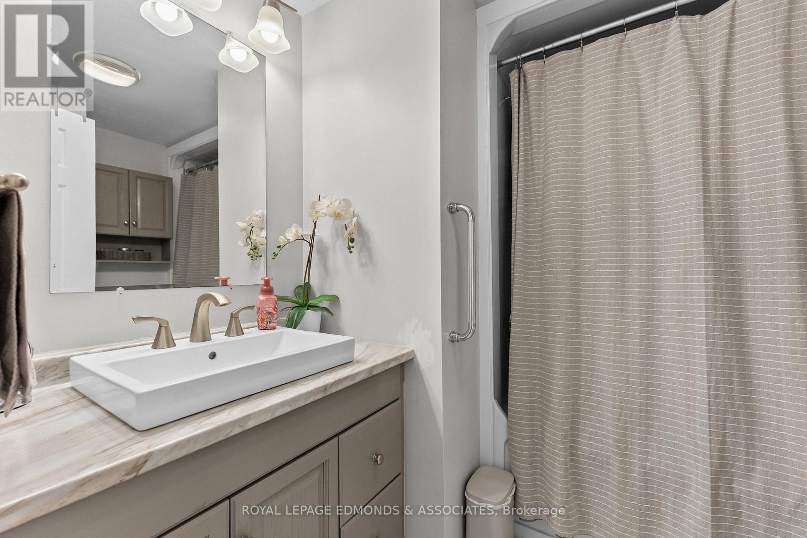 












219 ZANDERS ROAD

,
Laurentian Valley,




Ontario
K8A6W8

