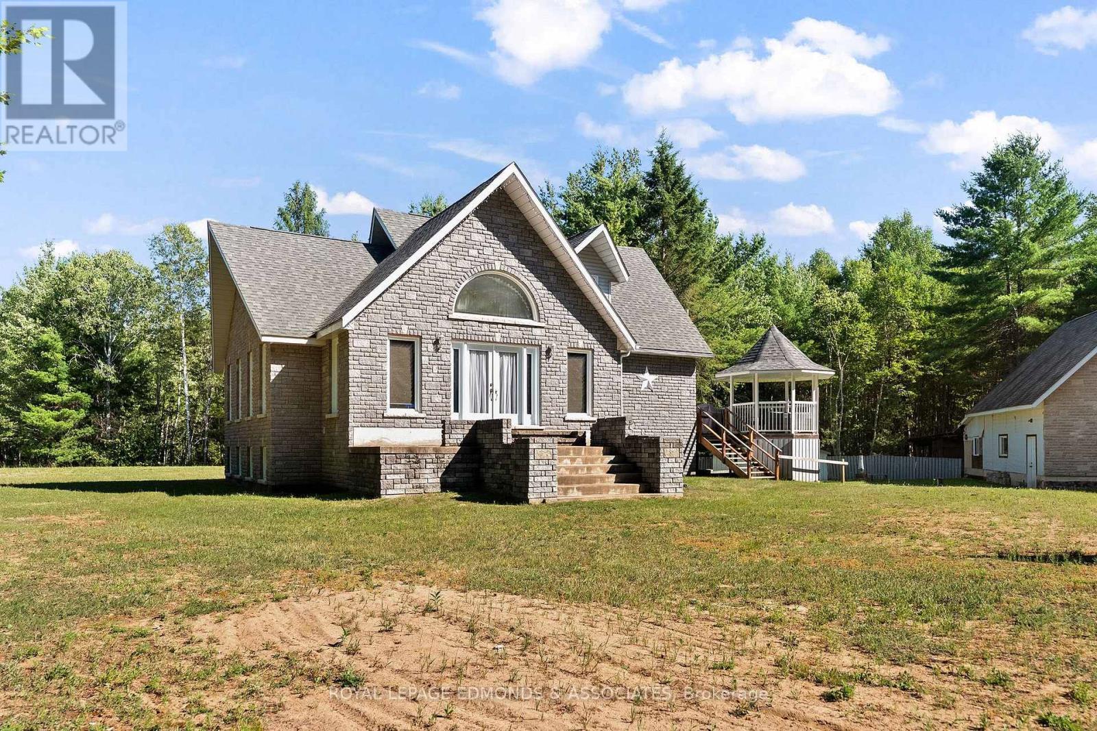 












219 ZANDERS ROAD

,
Laurentian Valley,




Ontario
K8A6W8

