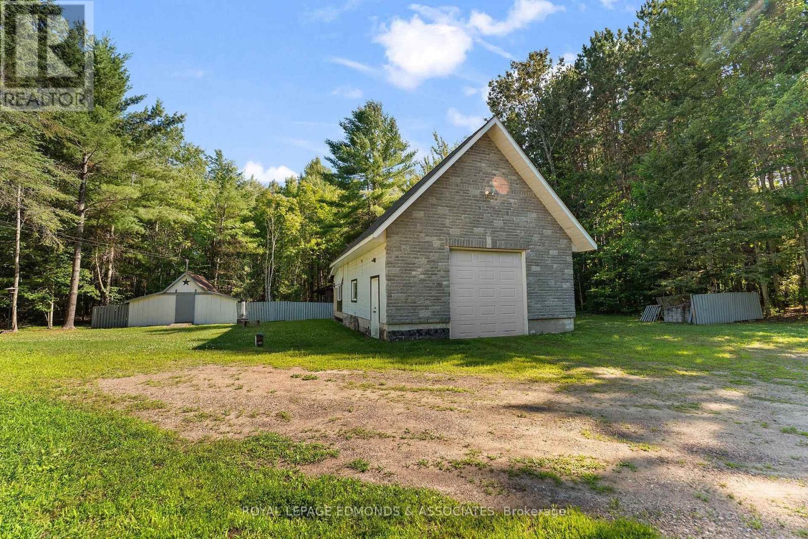 












219 ZANDERS ROAD

,
Laurentian Valley,




Ontario
K8A6W8

