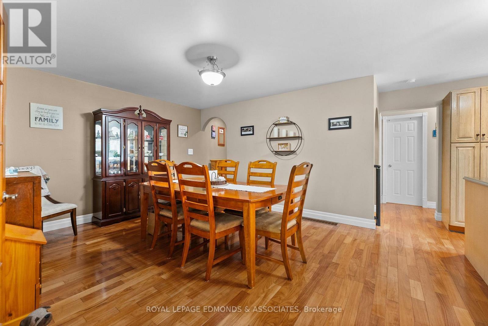 












219 ZANDERS ROAD

,
Laurentian Valley,




Ontario
K8A6W8

