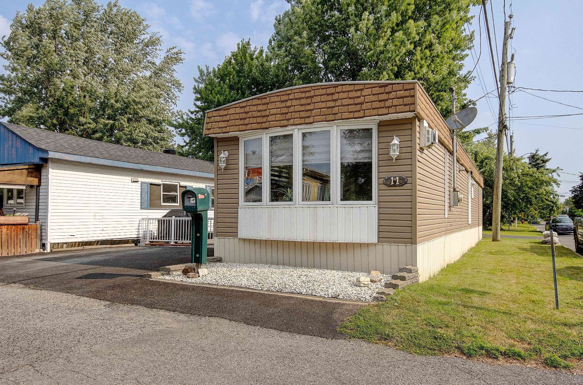 









4250


Rue Legault

, 11,
Longueuil (Saint-Hubert),




QC
J3Y3W8

