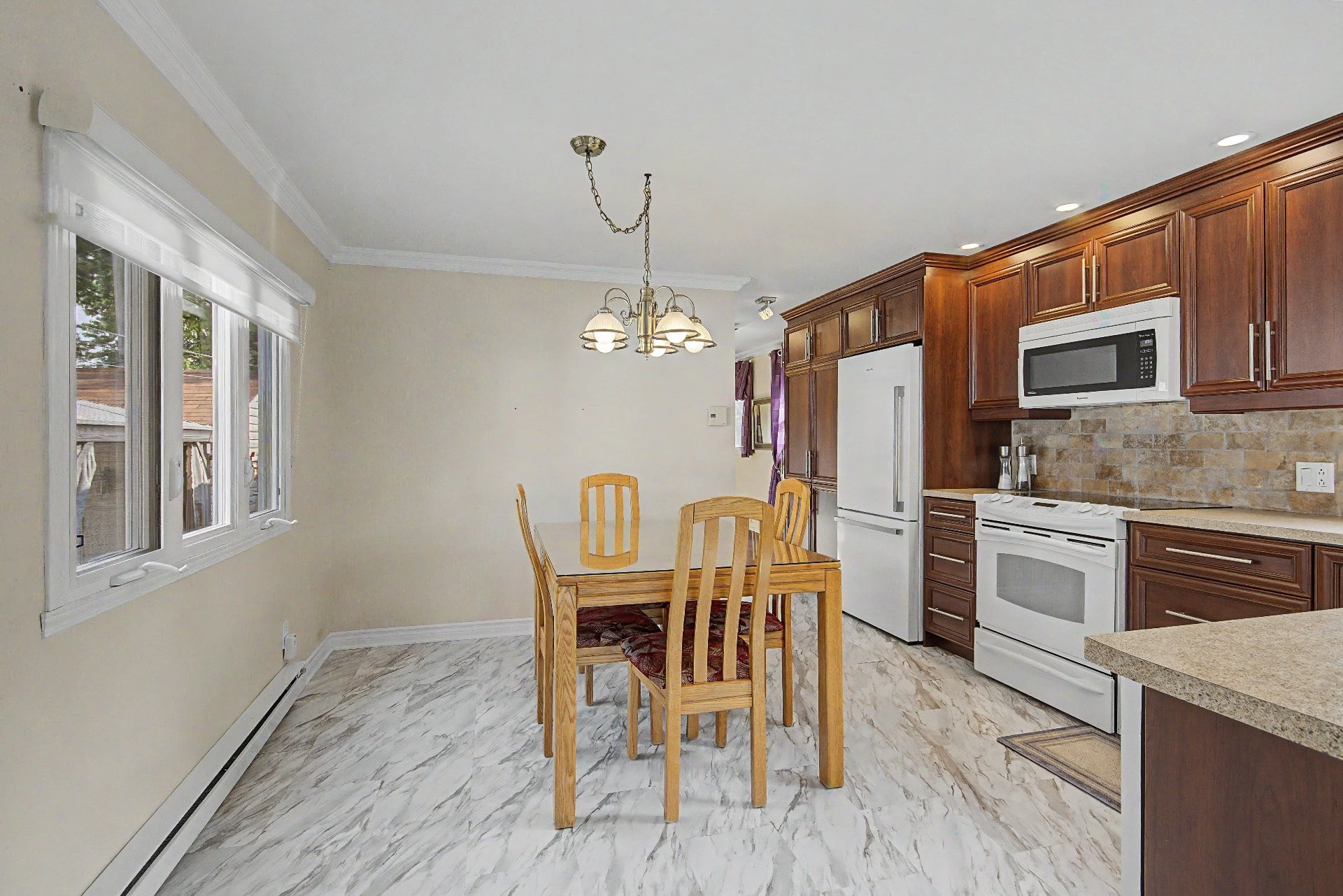 









4250


Rue Legault

, 11,
Longueuil (Saint-Hubert),




QC
J3Y3W8

