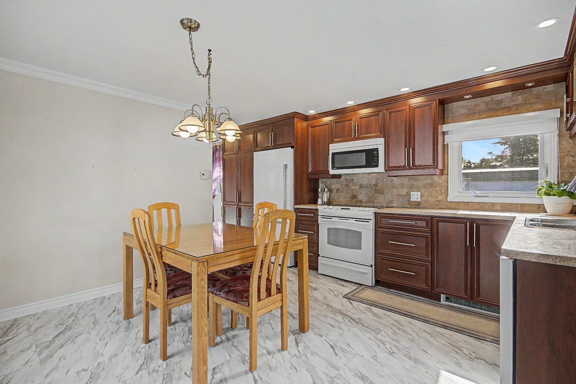 









4250


Rue Legault

, 11,
Longueuil (Saint-Hubert),




QC
J3Y3W8

