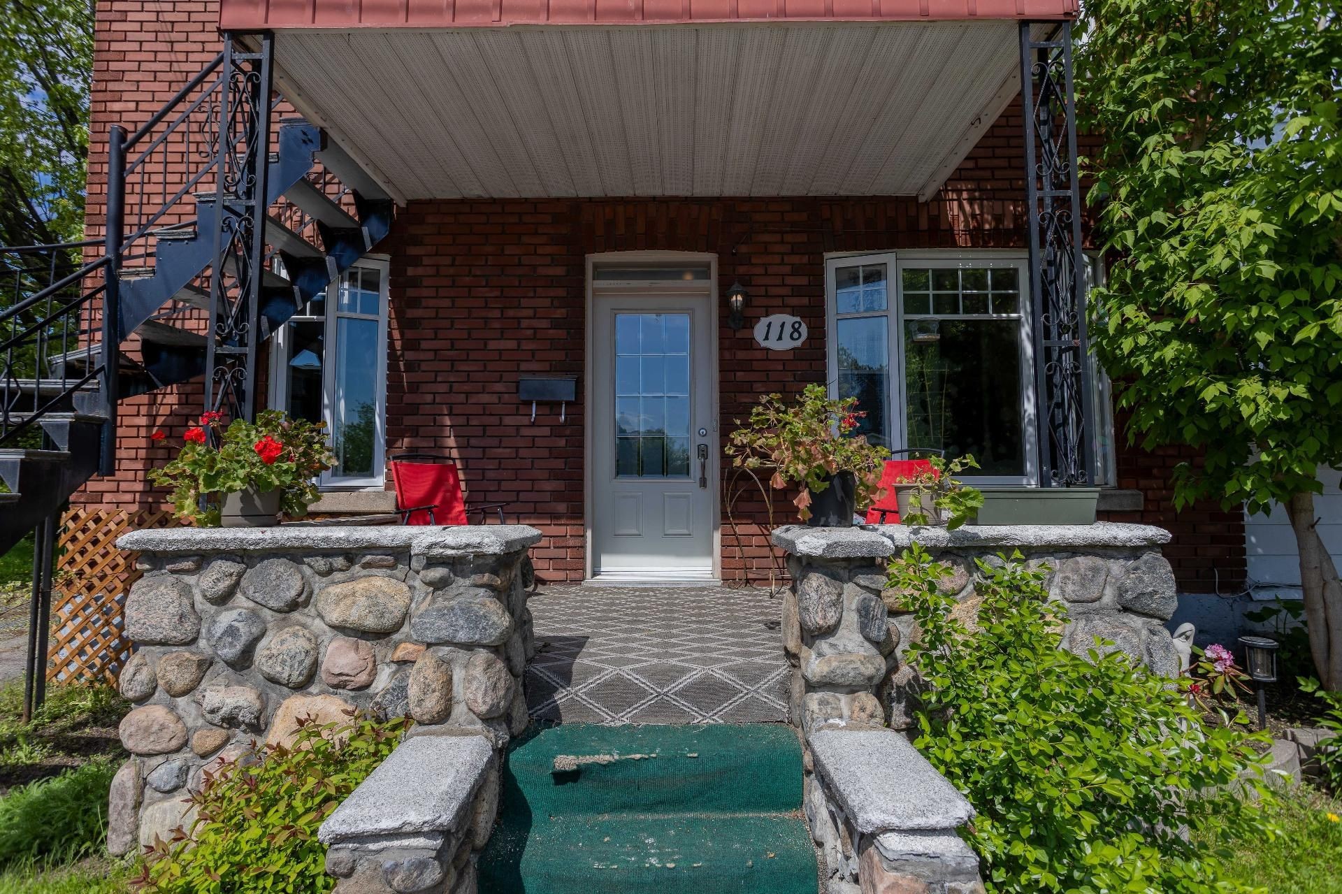 









118

 - 120


Rue Rochefort

,
Trois-Rivières,




QC
G8T7J1

