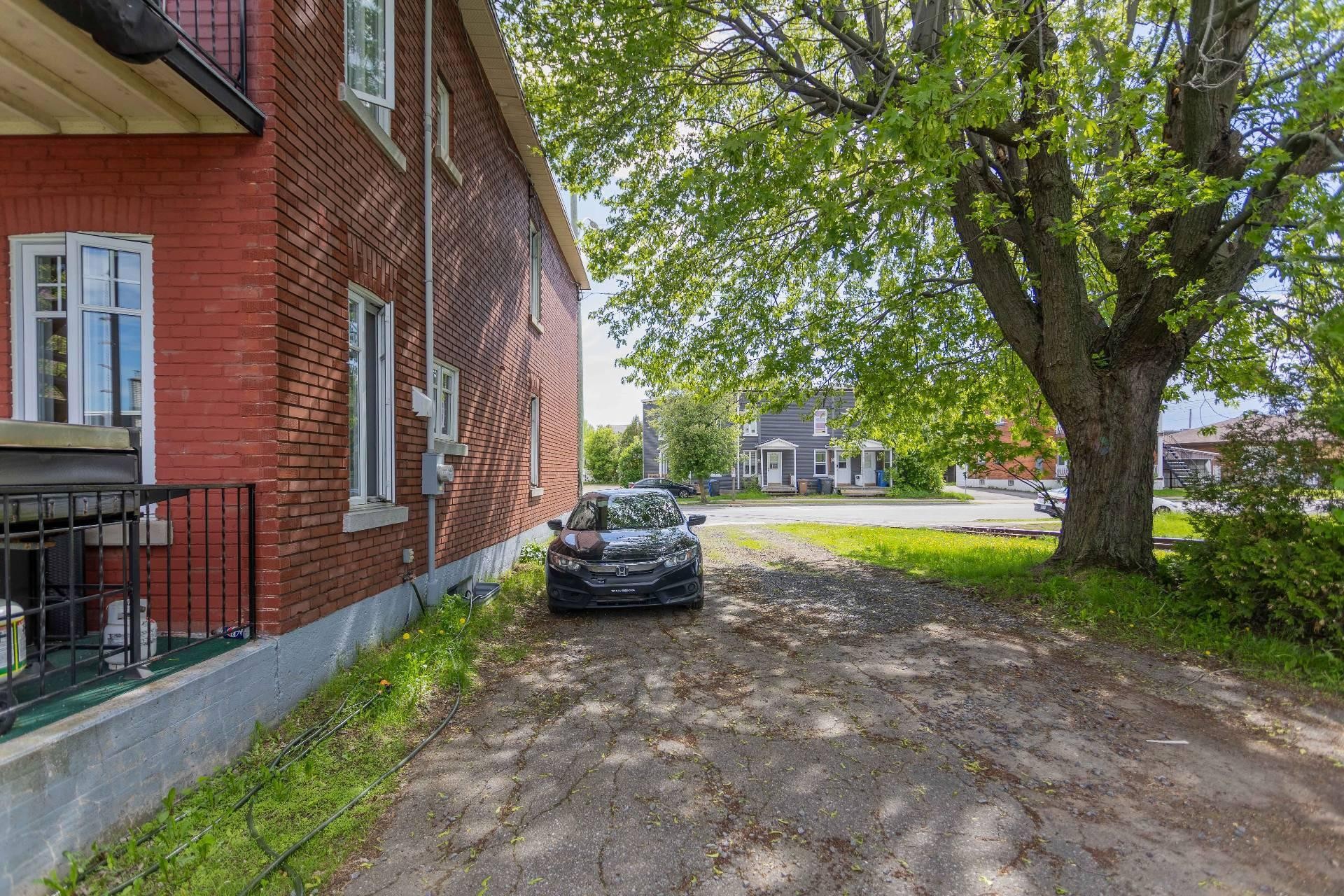 









118

 - 120


Rue Rochefort

,
Trois-Rivières,




QC
G8T7J1

