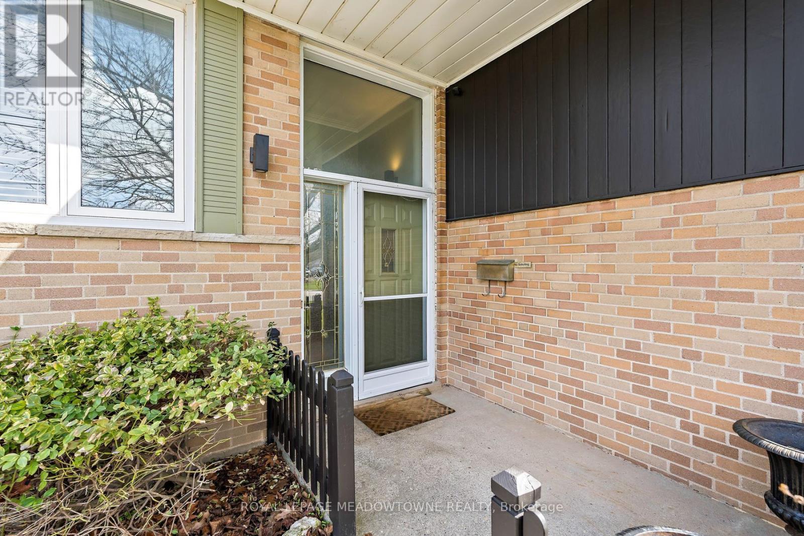 












456 DELREX BOULEVARD

,
Halton Hills,




Ontario
L7G4J2

