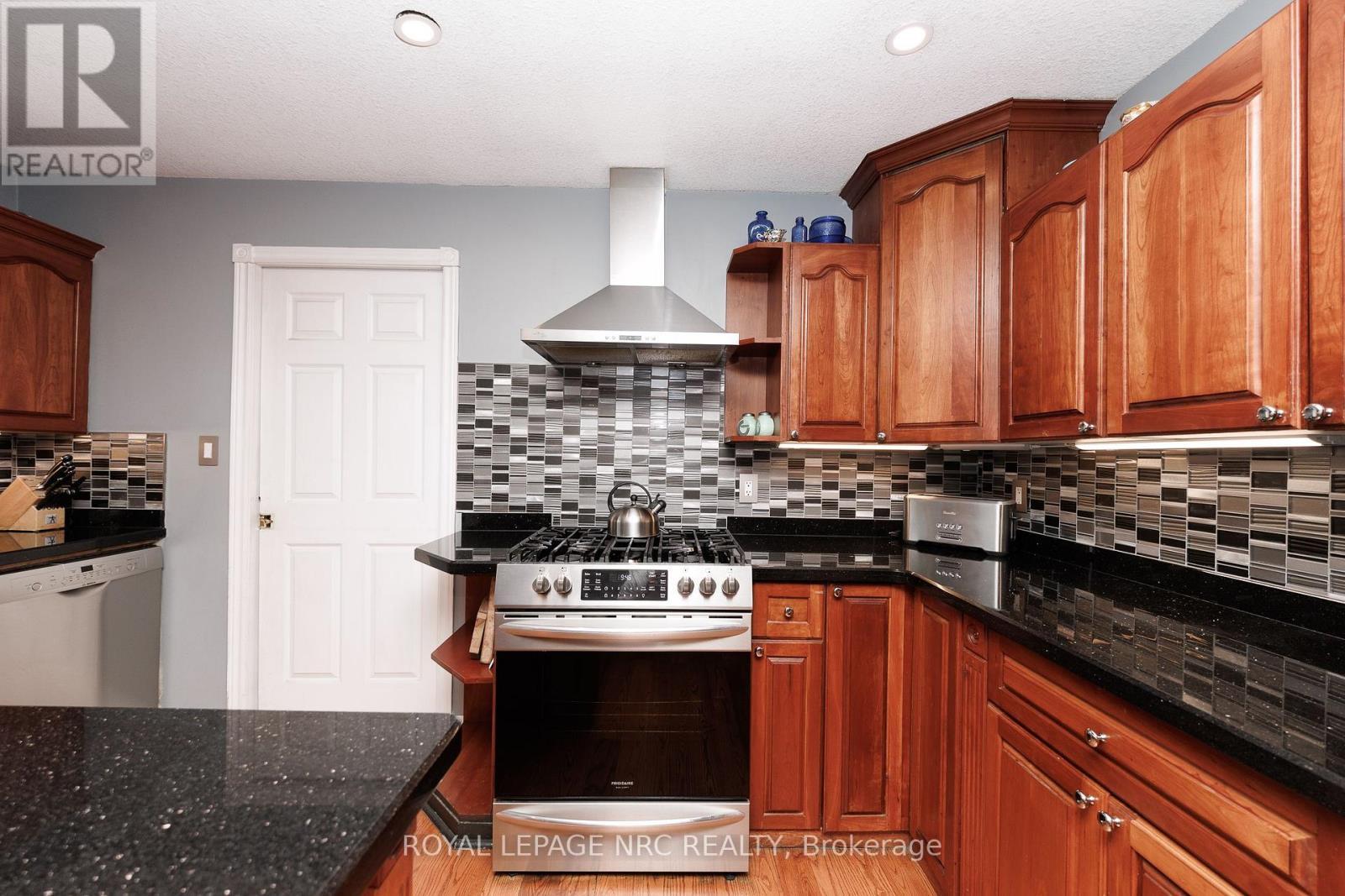 












646 PROSPECT POINT ROAD N

,
Fort Erie (Ridgeway),




Ontario
L0S1N0

