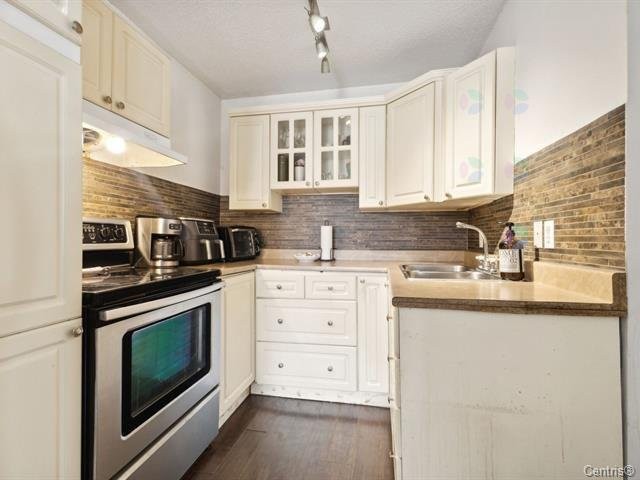 









128


Rue Sherbrooke

,
Gatineau (Hull),




QC
J8Y2L3

