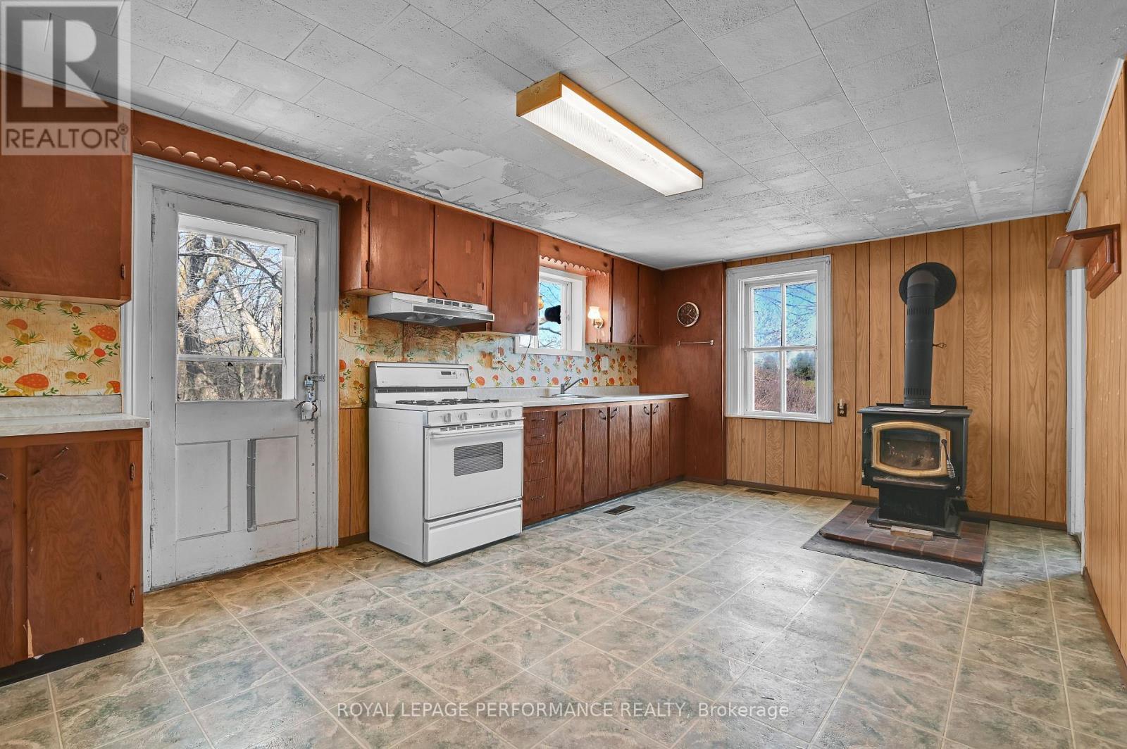 












2421 BUCKWHEAT ROAD W

,
Edwardsburgh/Cardinal,




Ontario
K0E1X0

