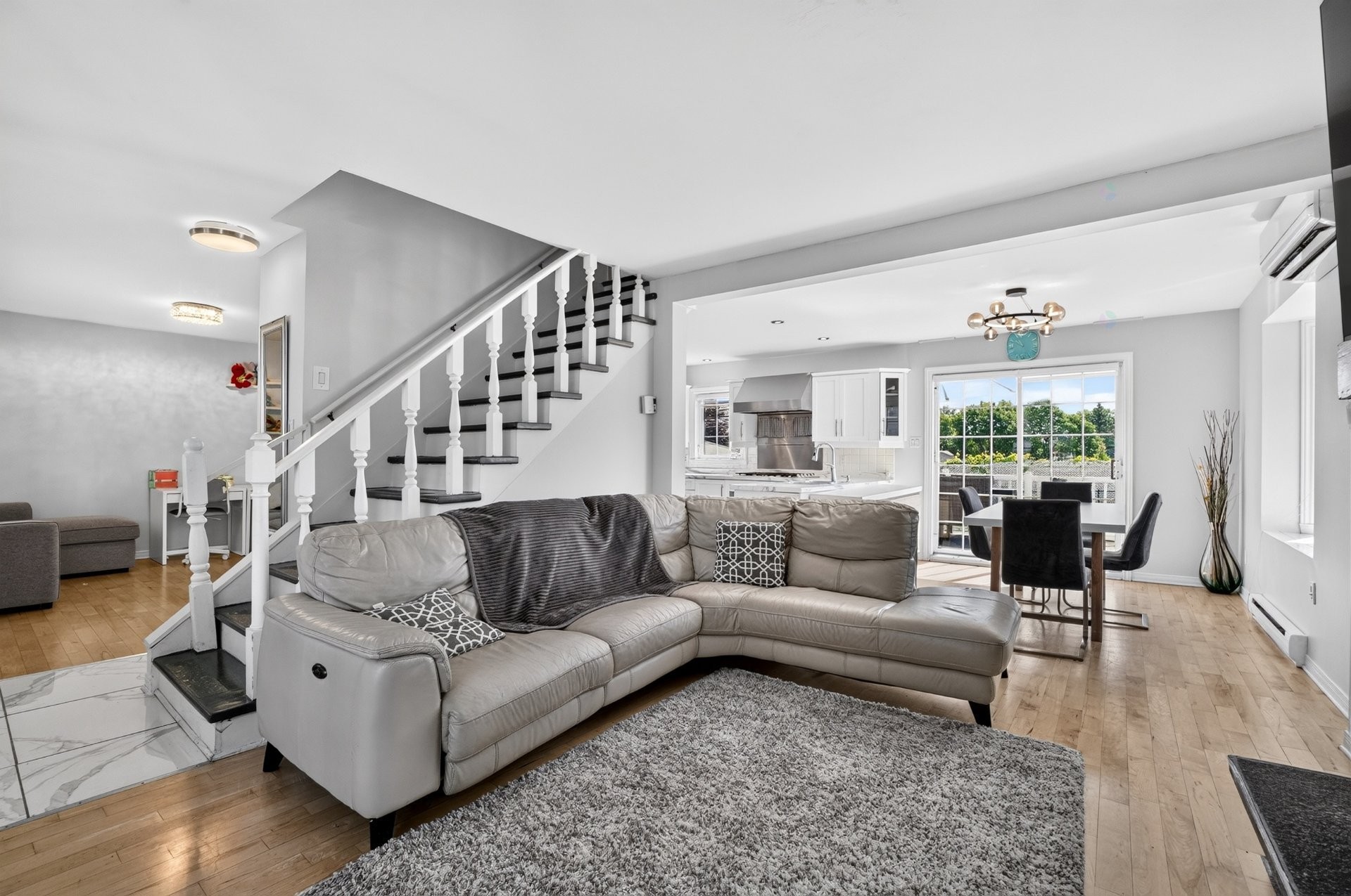 









422


Rue St-Laurent

,
Saint-Eustache,




QC
J7P3V5

