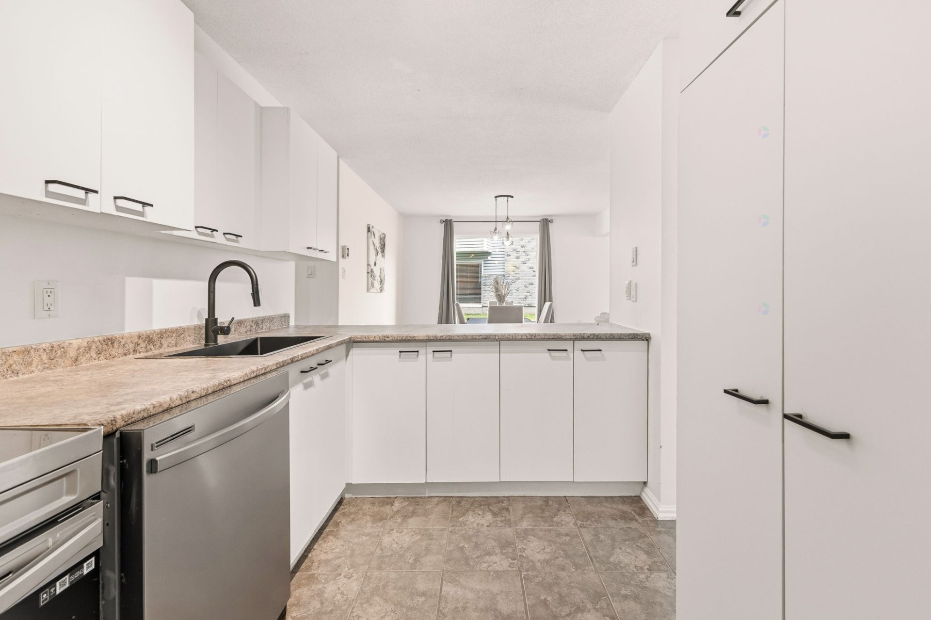 









186


Boul. La Vérendrye E.

, 1,
Gatineau (Gatineau),




QC
J8P7R6

