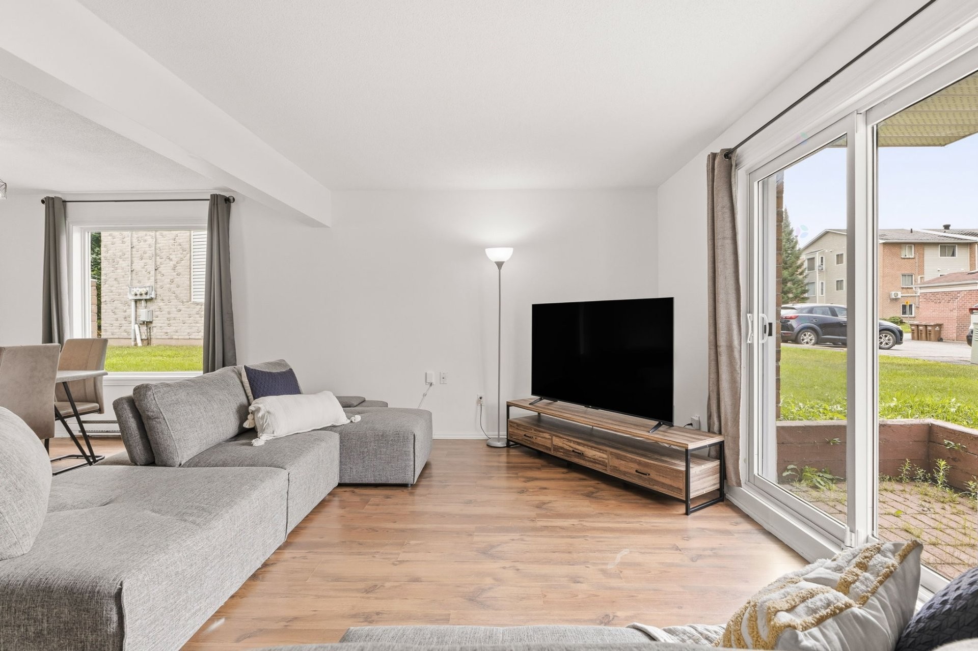 









186


Boul. La Vérendrye E.

, 1,
Gatineau (Gatineau),




QC
J8P7R6


