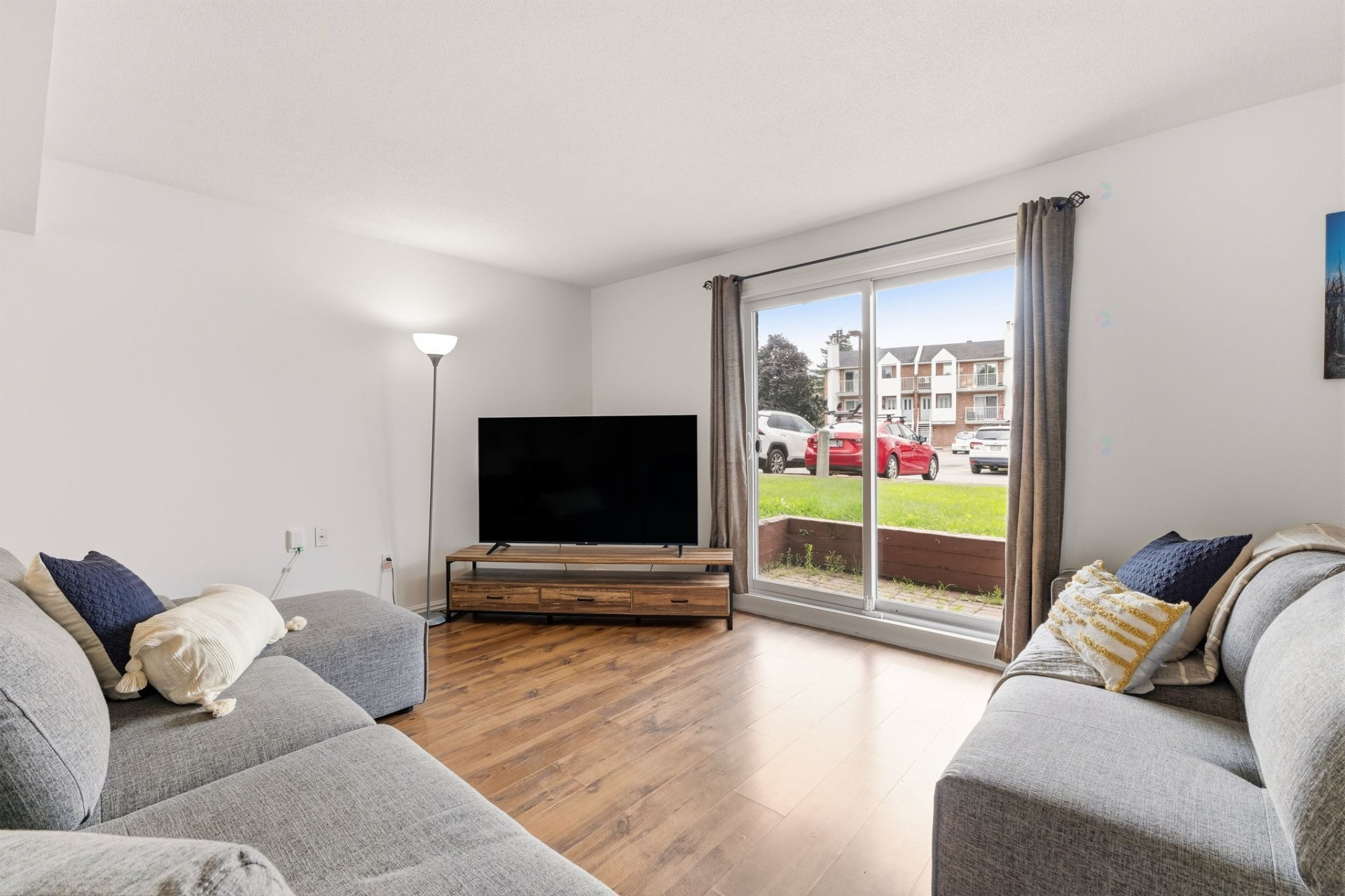 









186


Boul. La Vérendrye E.

, 1,
Gatineau (Gatineau),




QC
J8P7R6


