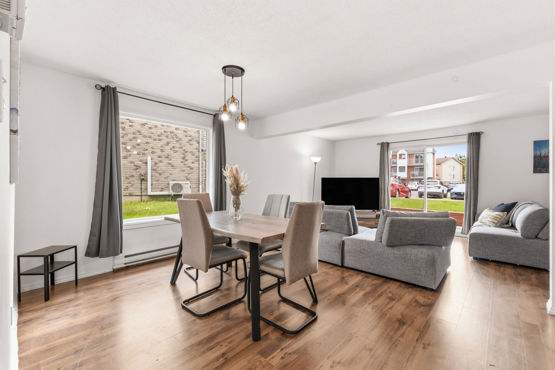 









186


Boul. La Vérendrye E.

, 1,
Gatineau (Gatineau),




QC
J8P7R6

