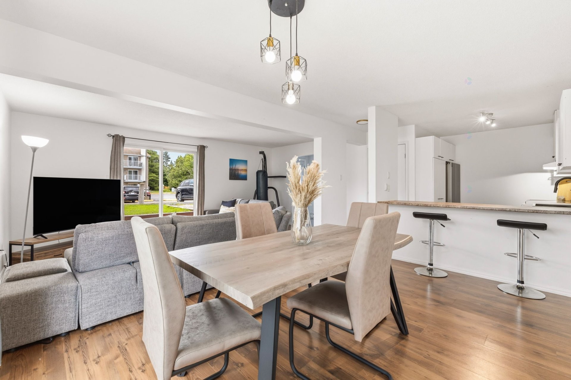 









186


Boul. La Vérendrye E.

, 1,
Gatineau (Gatineau),




QC
J8P7R6

