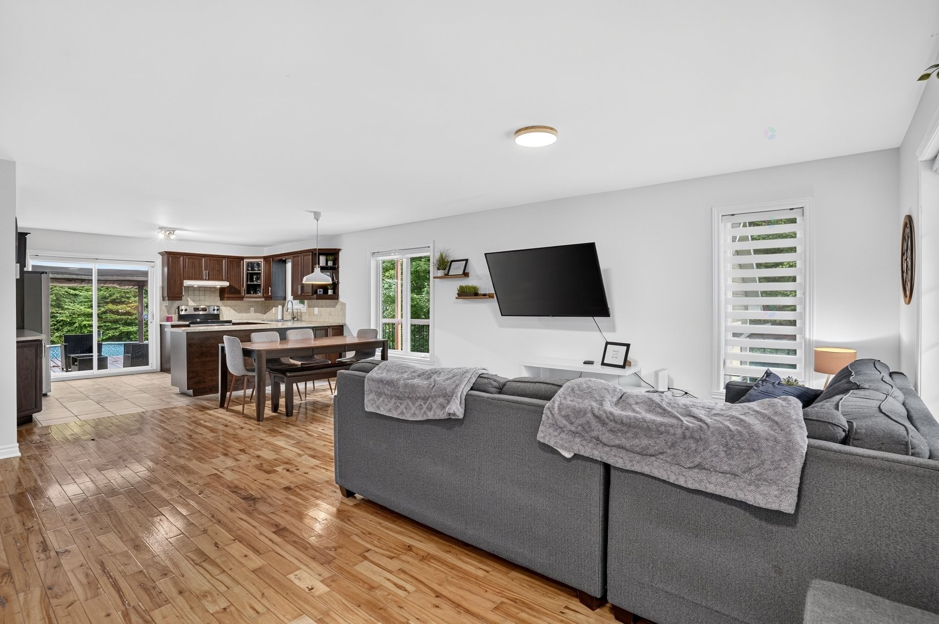









565


Rue du Bouton-d'Or

,
Sainte-Sophie,




QC
J5J1T5


