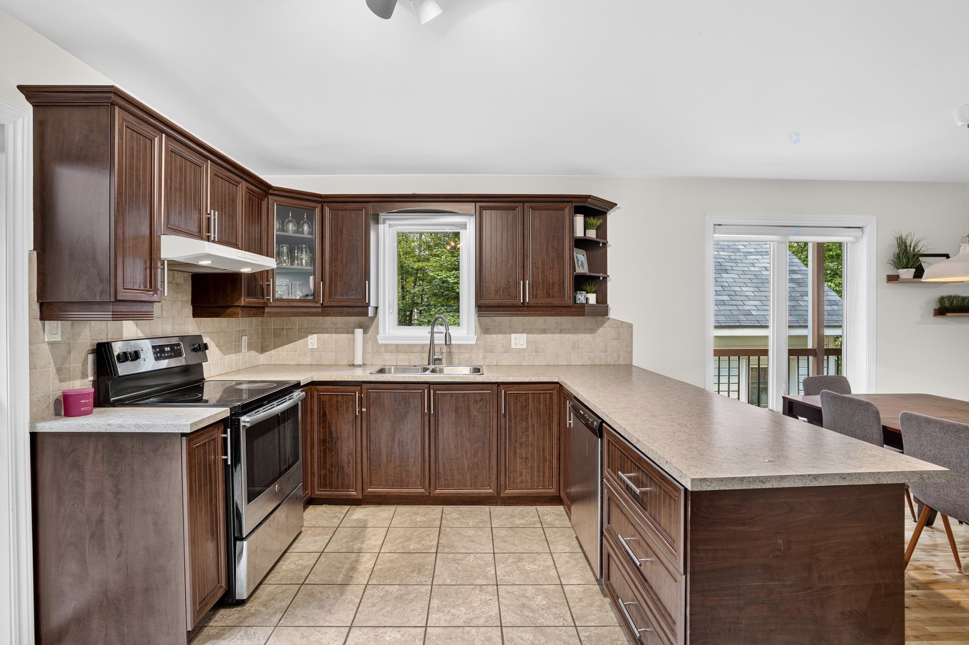 









565


Rue du Bouton-d'Or

,
Sainte-Sophie,




QC
J5J1T5

