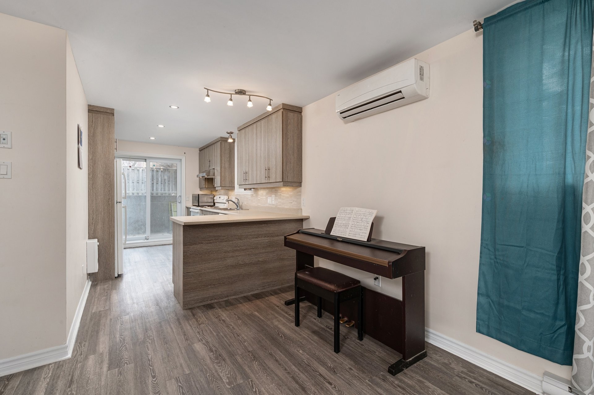 









172


Rue Rouville

,
Longueuil (Le Vieux-Longueuil),




QC
J4K2W2


