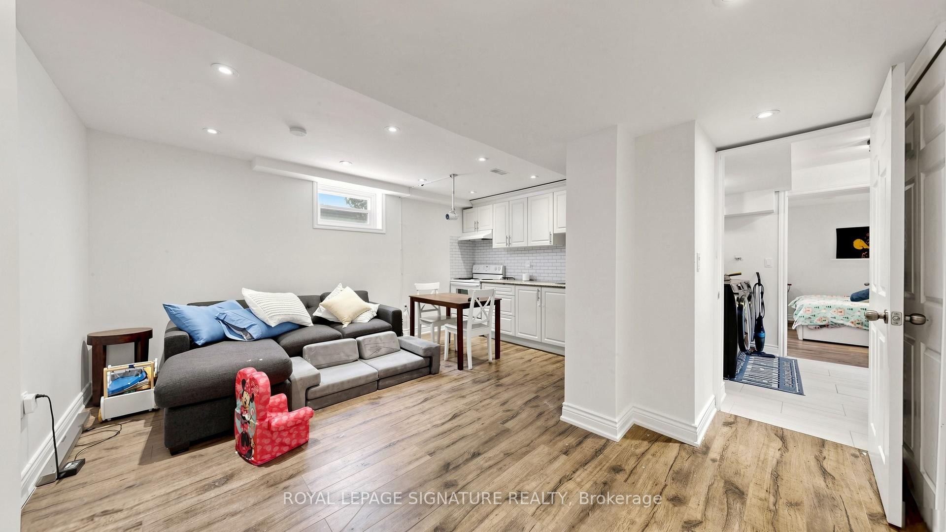









33


Neapolitan

Drive,
Toronto,




ON
M1P 4B2

