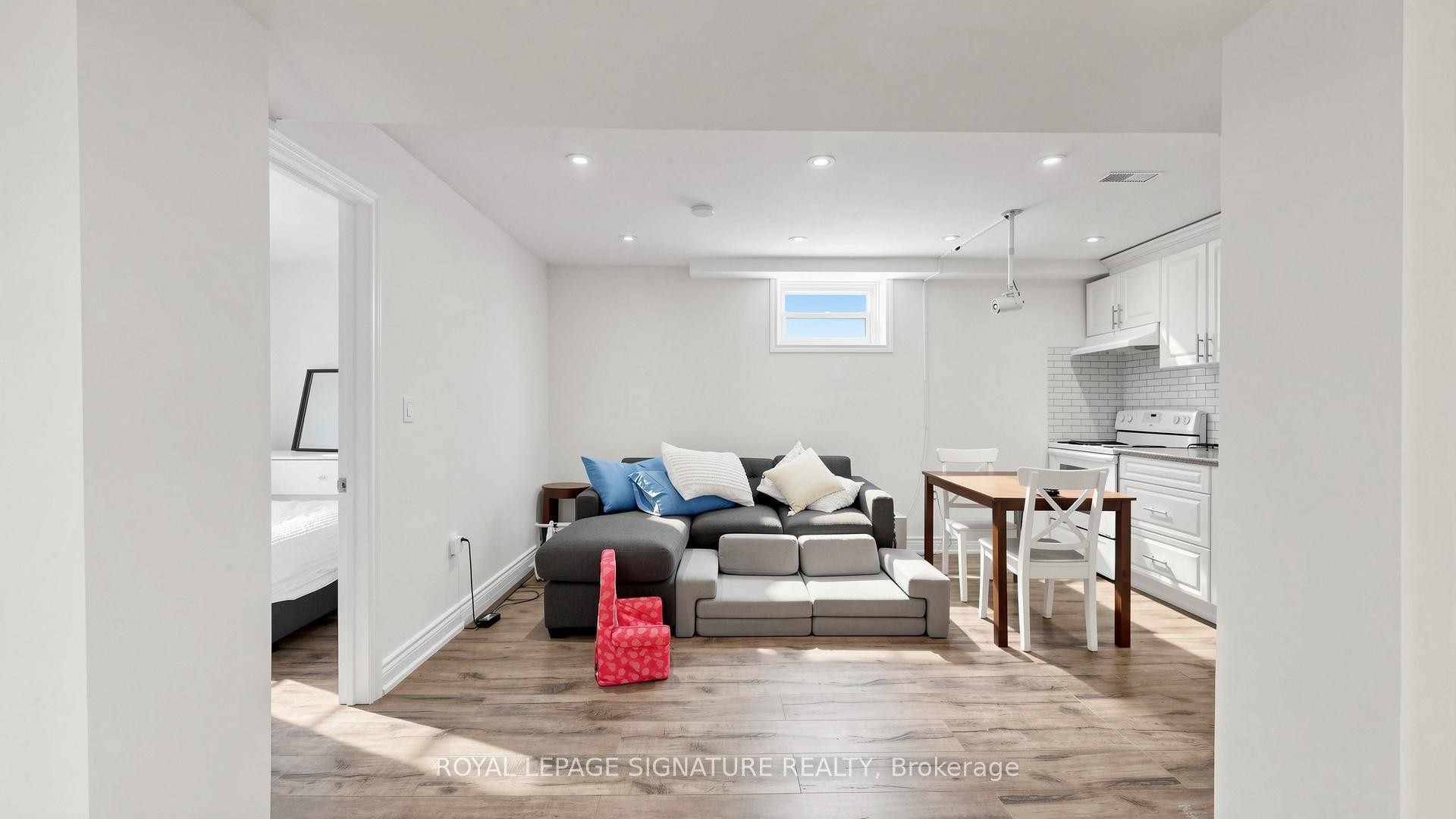 









33


Neapolitan

Drive,
Toronto,




ON
M1P 4B2

