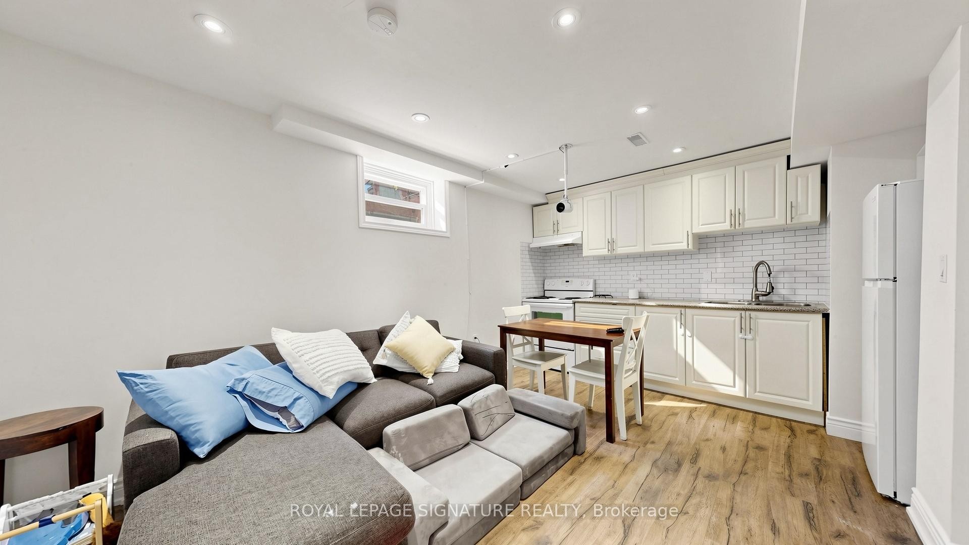 









33


Neapolitan

Drive,
Toronto,




ON
M1P 4B2

