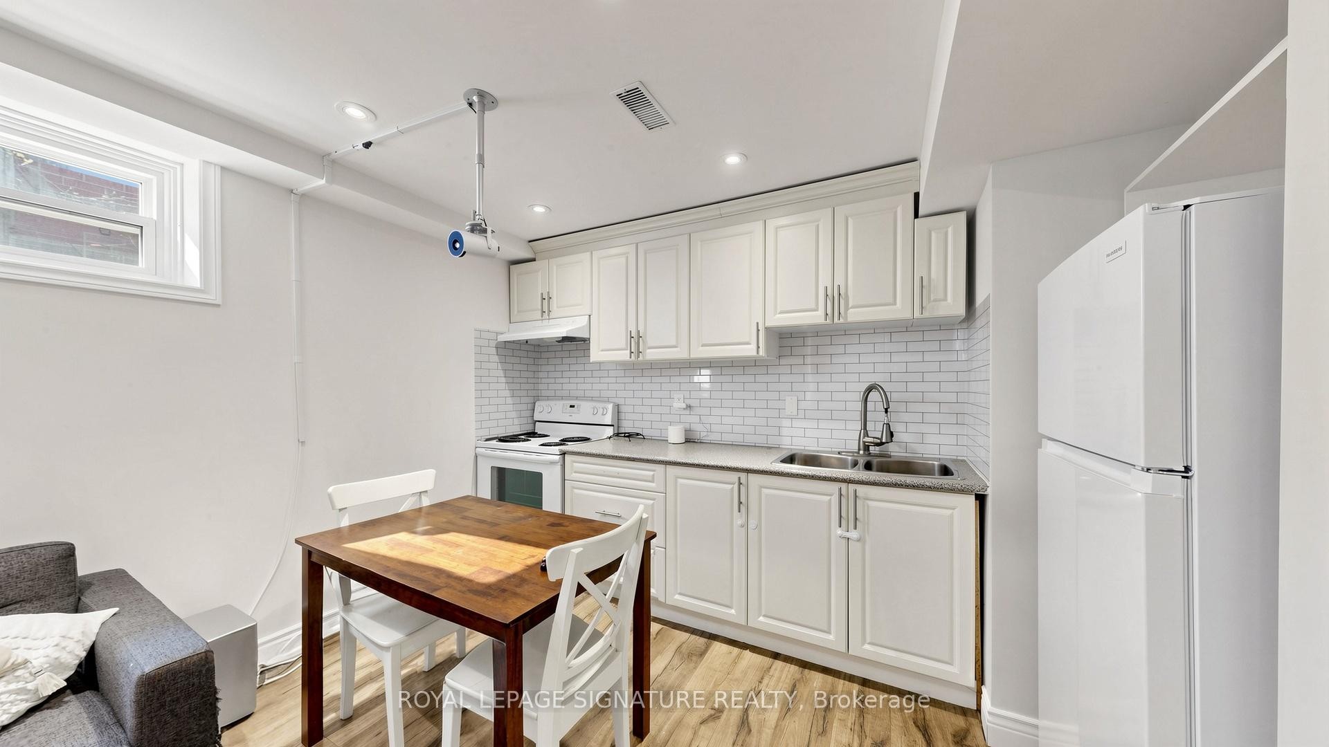 









33


Neapolitan

Drive,
Toronto,




ON
M1P 4B2

