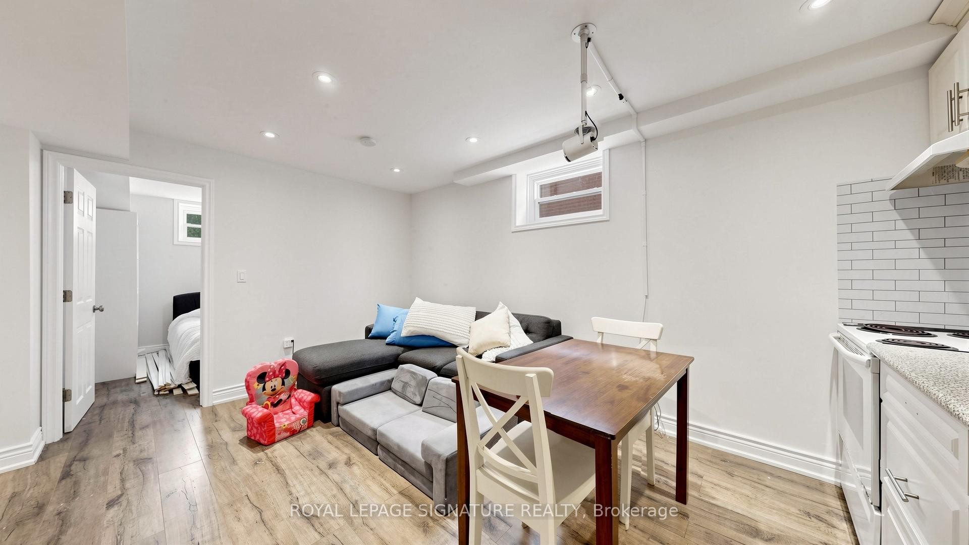









33


Neapolitan

Drive,
Toronto,




ON
M1P 4B2

