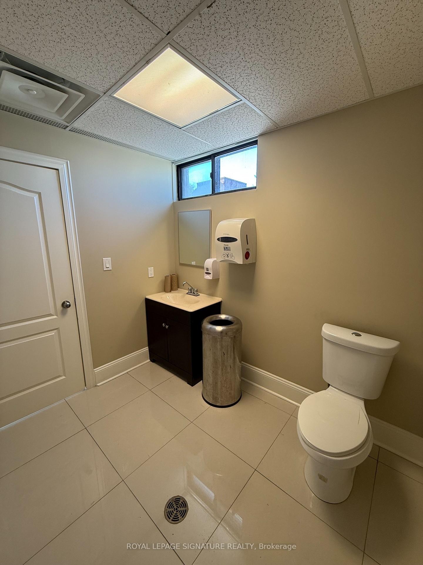 









7601


Jane

Street, 2nd Flr - Rear Entrance,
Vaughan,




ON
L4K 1X2

