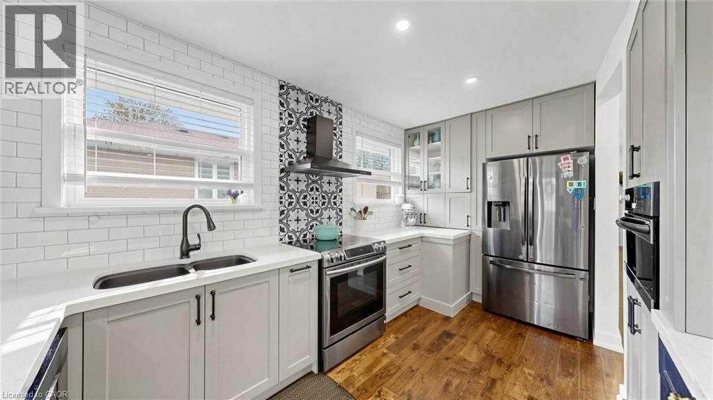 












33 NEAPOLITAN Drive

,
Scarborough,




Ontario
M1P4B2

