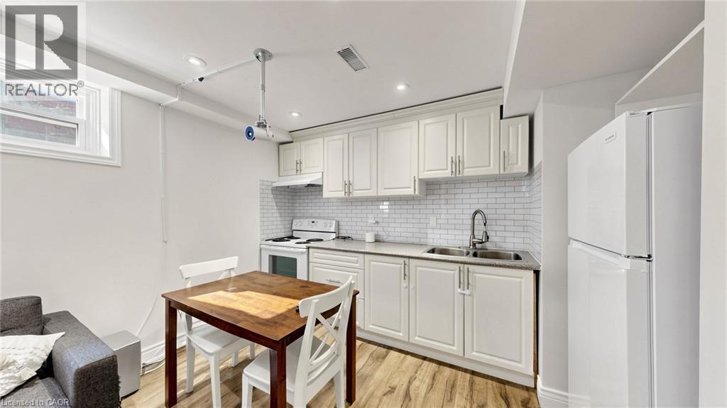 












33 NEAPOLITAN Drive

,
Scarborough,




Ontario
M1P4B2

