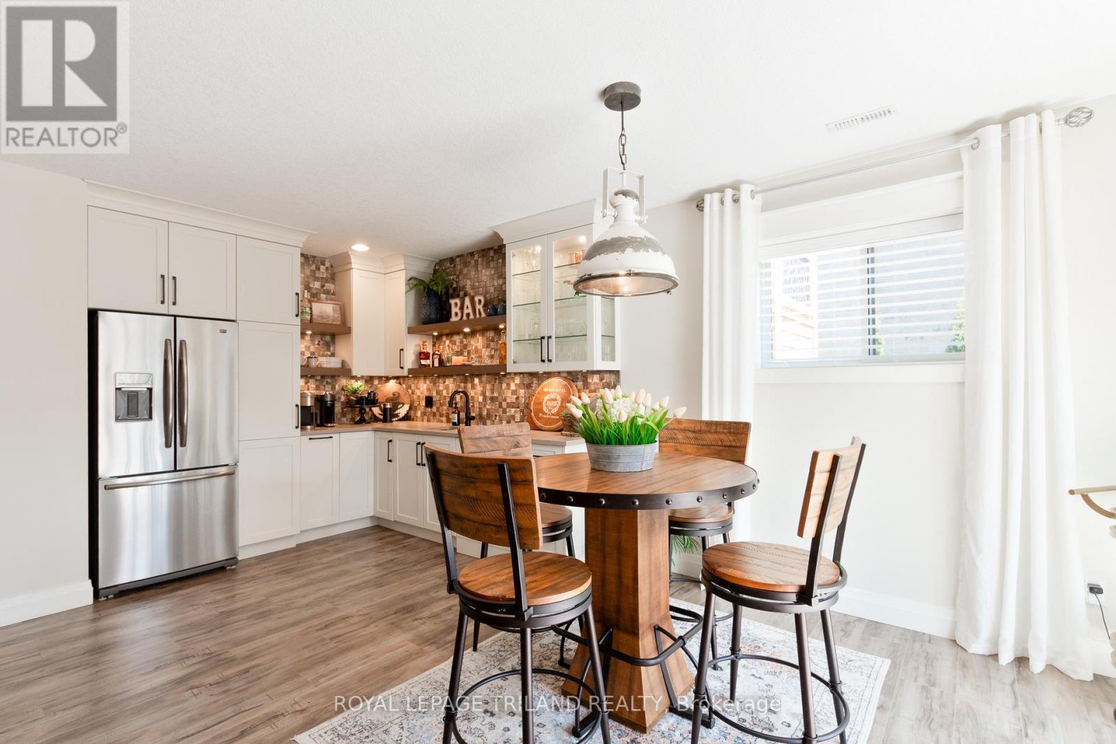 












1 LINCOLNS COVE STREET

,
Central Elgin,




Ontario
N5L0A8

