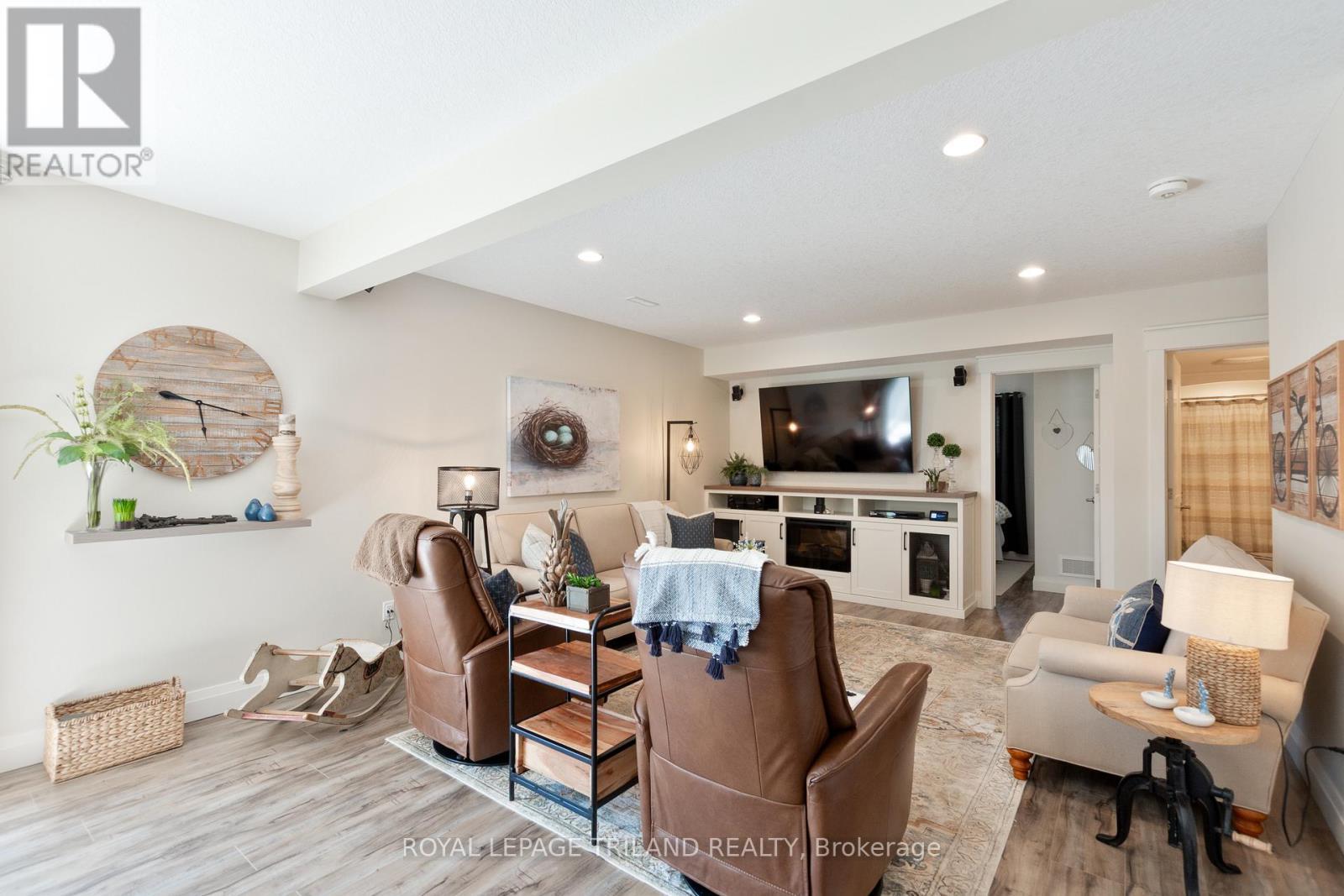 












1 LINCOLNS COVE STREET

,
Central Elgin,




Ontario
N5L0A8

