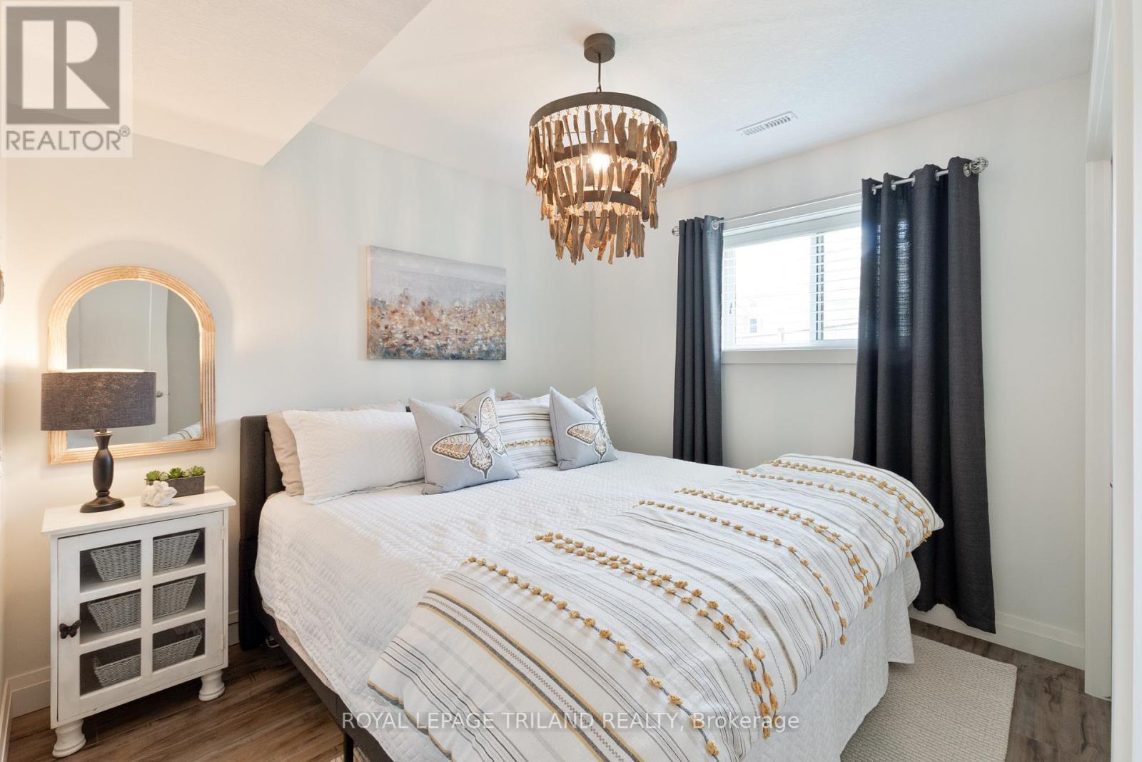 












1 LINCOLNS COVE STREET

,
Central Elgin,




Ontario
N5L0A8

