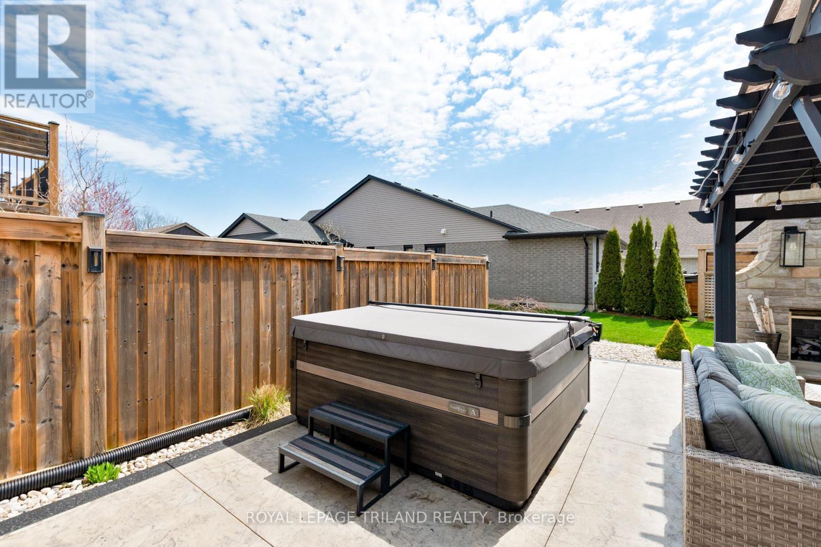 












1 LINCOLNS COVE STREET

,
Central Elgin,




Ontario
N5L0A8

