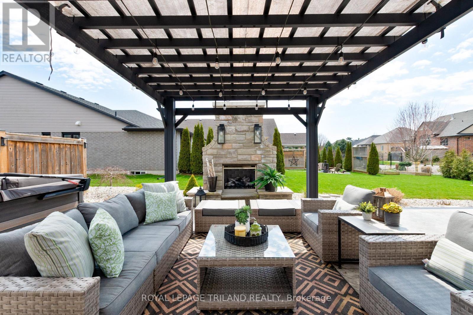 












1 LINCOLNS COVE STREET

,
Central Elgin,




Ontario
N5L0A8

