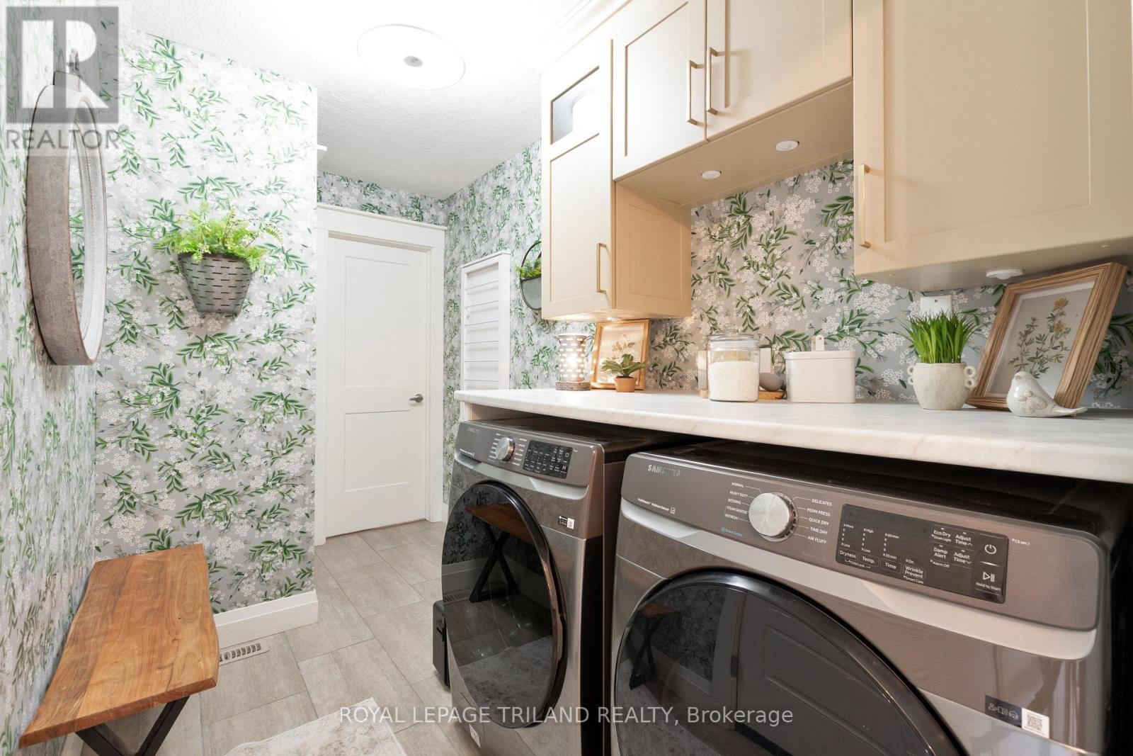 












1 LINCOLNS COVE STREET

,
Central Elgin,




Ontario
N5L0A8

