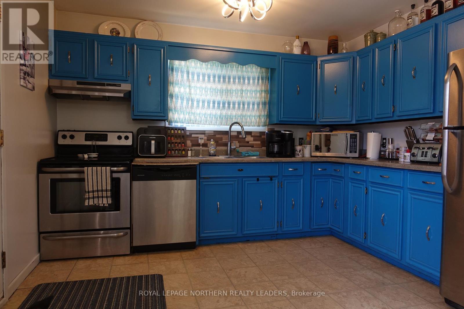 












26 LIONCREST LANE

,
Timmins (SCH - Main Area),




Ontario
P0N1G0

