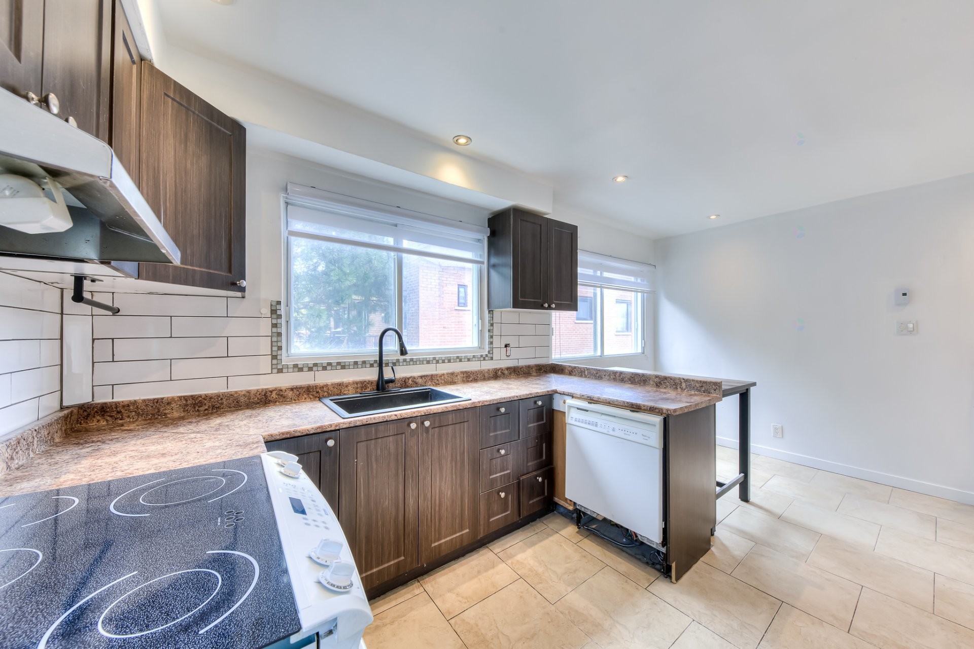 









1067


Rue Marlatt

,
Montréal (Saint-Laurent),




QC
H4R1T1

