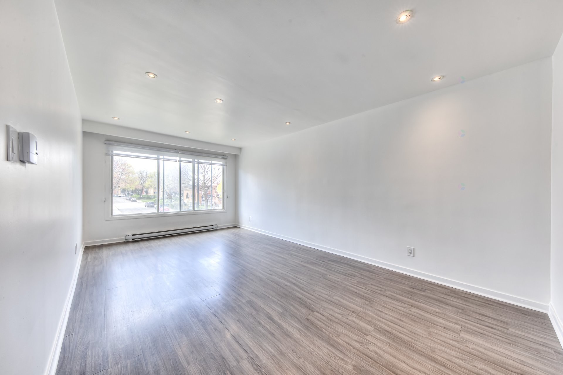 









1067


Rue Marlatt

,
Montréal (Saint-Laurent),




QC
H4R1T1

