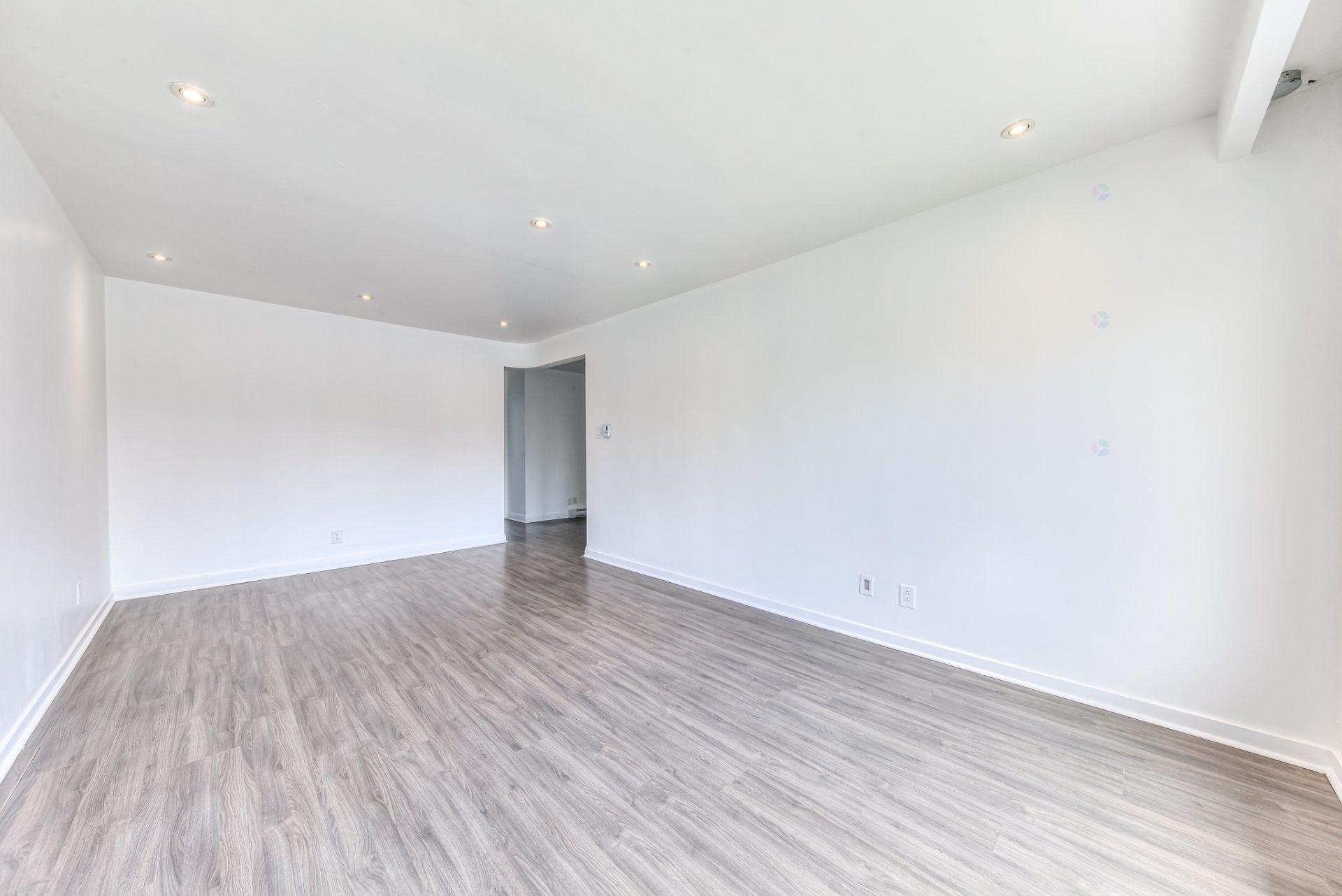 









1067


Rue Marlatt

,
Montréal (Saint-Laurent),




QC
H4R1T1

