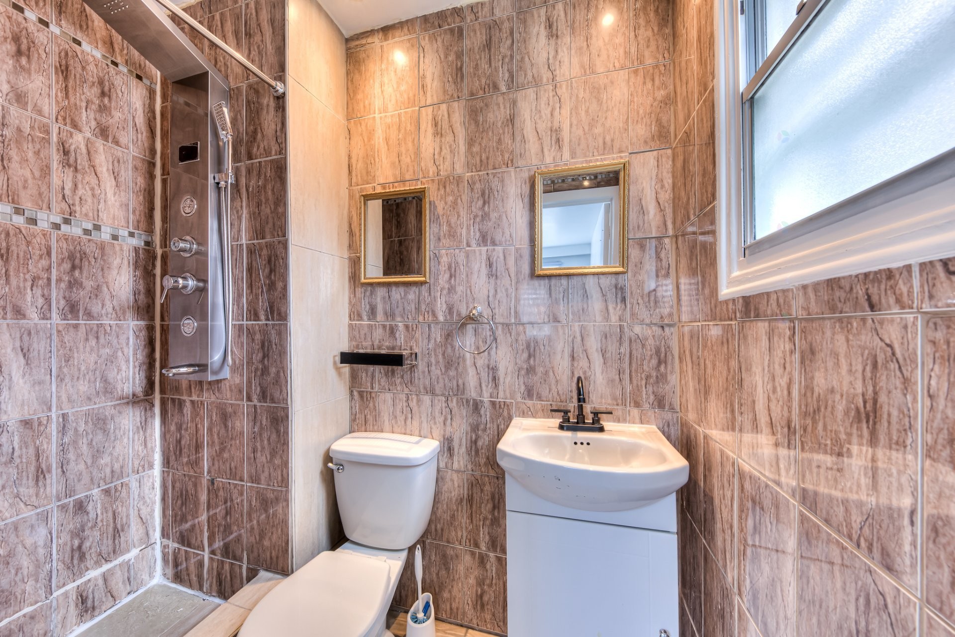 









1067


Rue Marlatt

,
Montréal (Saint-Laurent),




QC
H4R1T1


