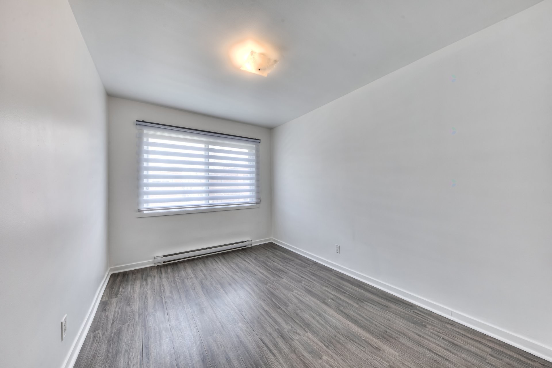 









1067


Rue Marlatt

,
Montréal (Saint-Laurent),




QC
H4R1T1

