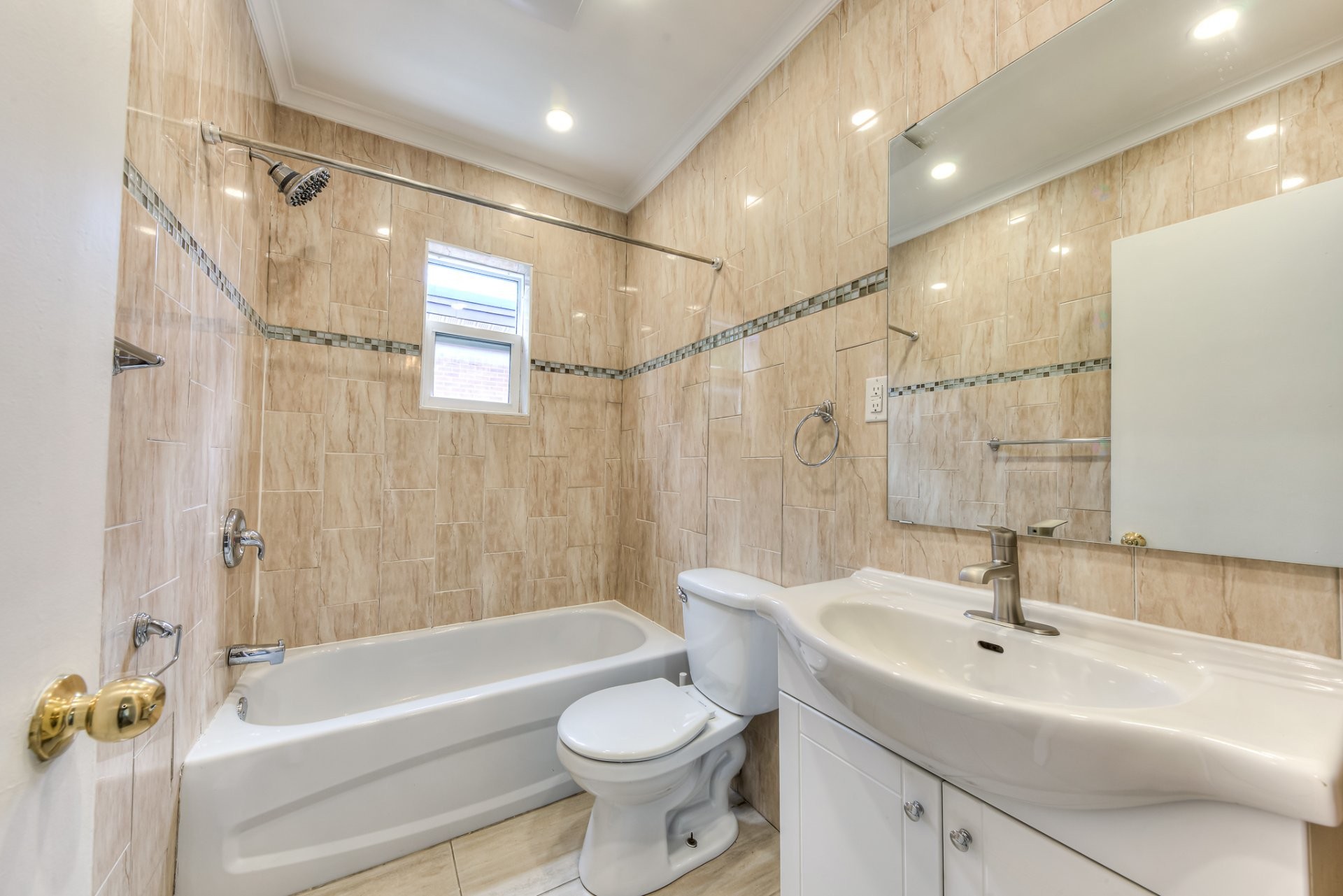 









1067


Rue Marlatt

,
Montréal (Saint-Laurent),




QC
H4R1T1

