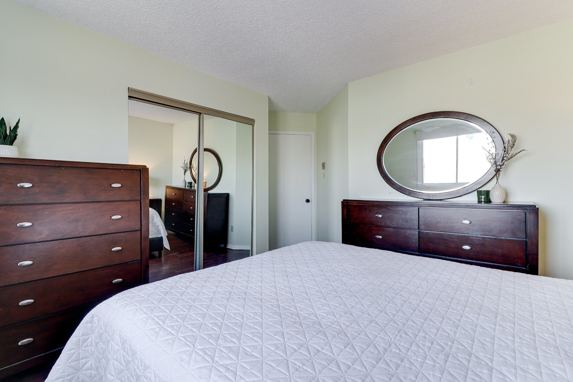 









1187


Boul. Iberville

, 3,
Repentigny (Repentigny),




QC
J5Y3H7


