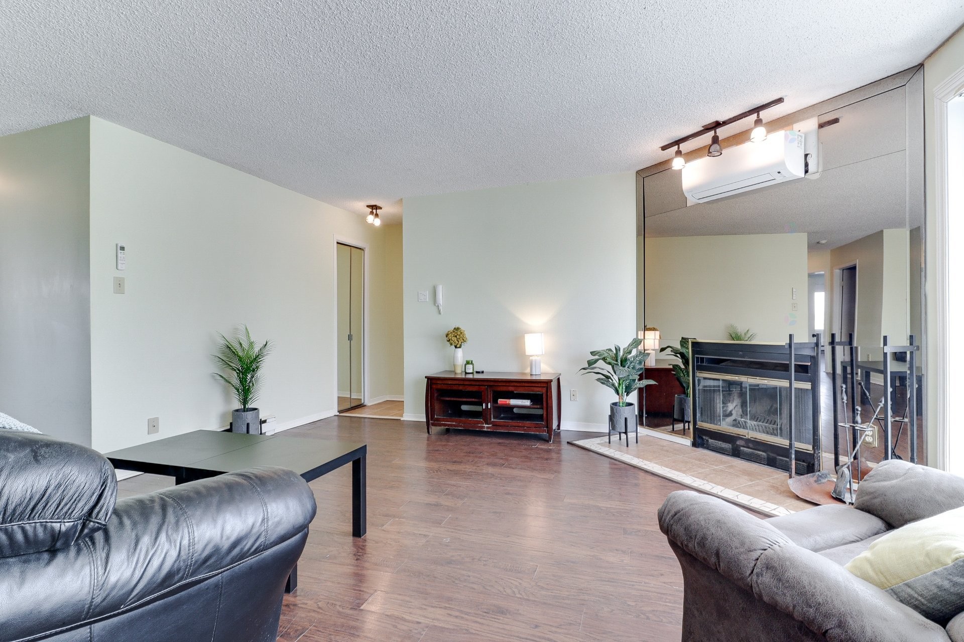 









1187


Boul. Iberville

, 3,
Repentigny (Repentigny),




QC
J5Y3H7


