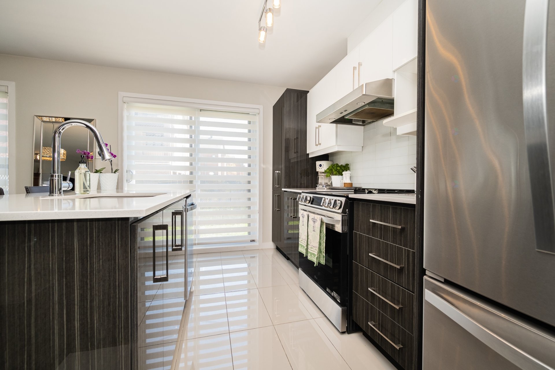 









4573A


Boul. Dagenais O.

,
Laval (Fabreville),




QC
H7R0G8

