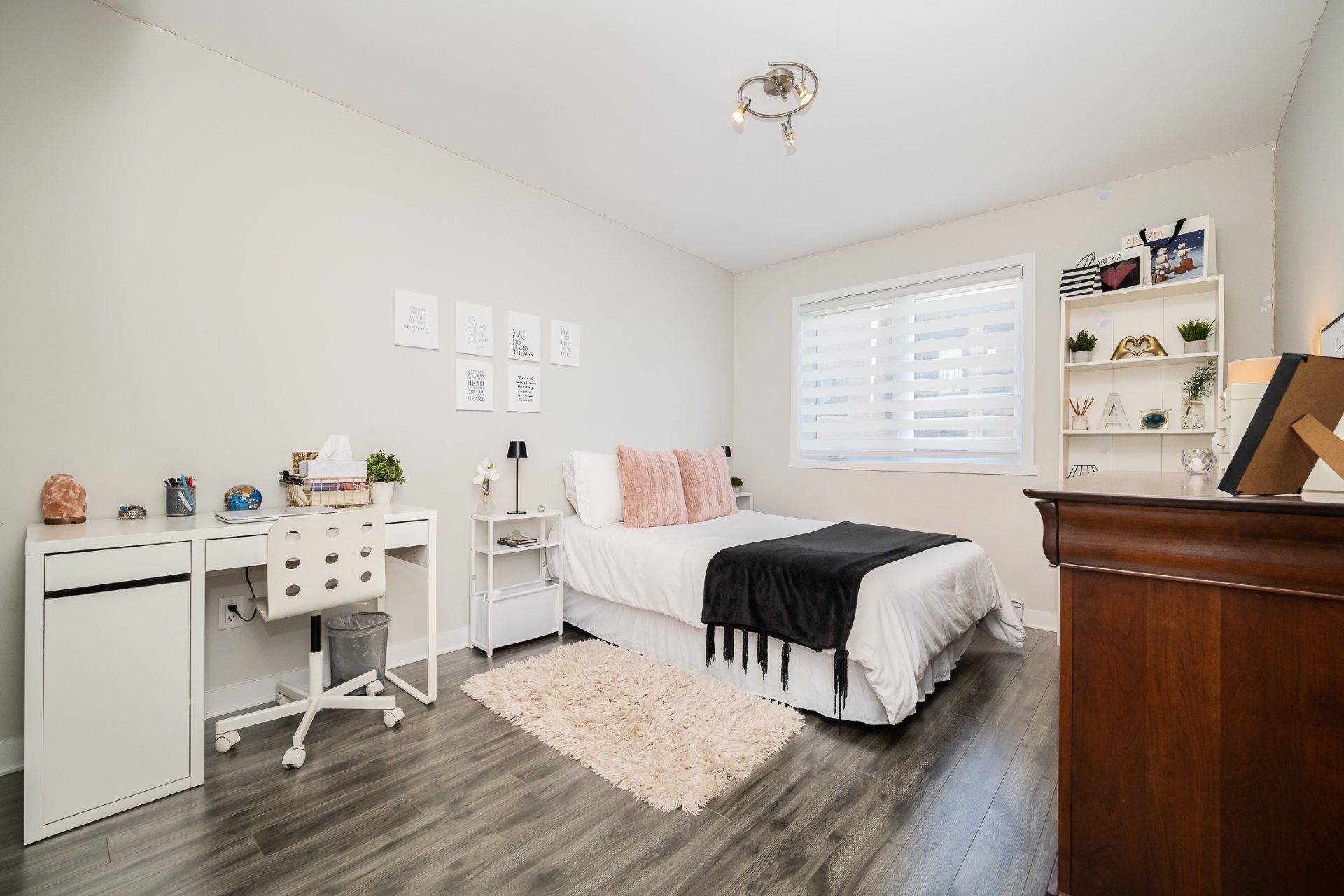 









4573A


Boul. Dagenais O.

,
Laval (Fabreville),




QC
H7R0G8

